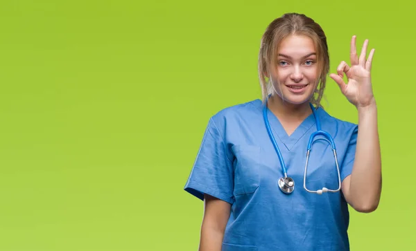 Junge Kaukasische Ärztin Die Chirurgenuniform Über Isoliertem Hintergrund Trägt Und — Stockfoto