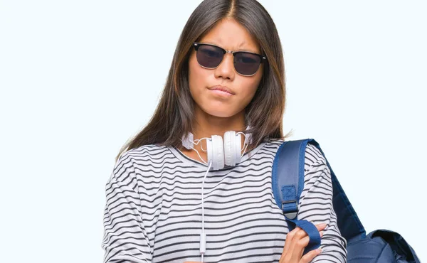 Młody Student Azjatyckich Kobieta Noszenia Słuchawek Plecak Białym Tle Sceptykiem — Zdjęcie stockowe