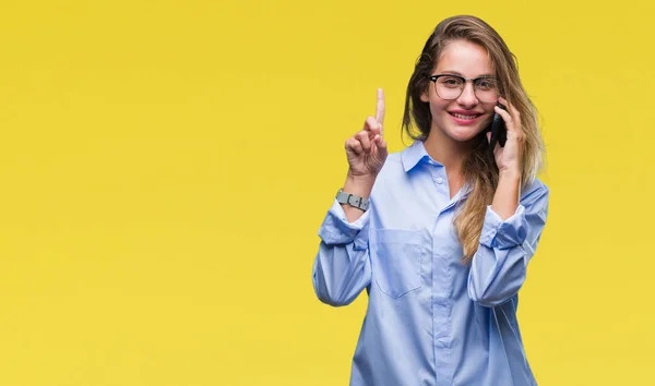 Joven Mujer Negocios Rubia Hermosa Llamando Usando Teléfono Inteligente Sobre —  Fotos de Stock