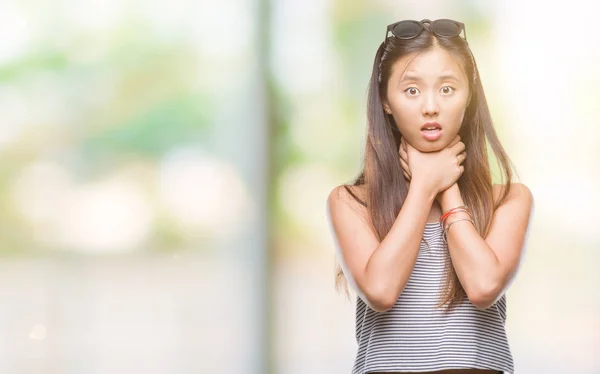 若いアジア女性サングラス以上背景の叫びを分離し 窒息のため痛みを伴う首を絞め 健康上の問題 窒息させると自殺の概念 — ストック写真