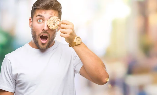 Jeune Homme Beau Manger Biscuit Aux Pépites Chocolat Sur Fond — Photo