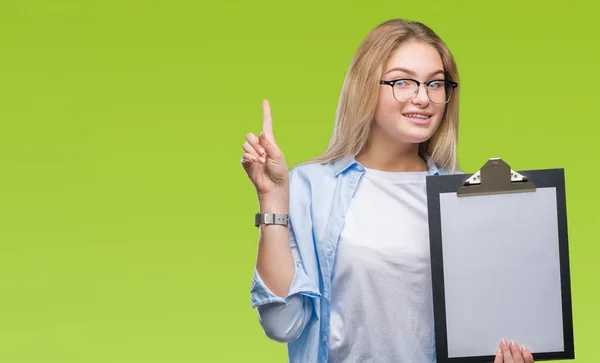 Joven Mujer Negocios Caucásica Sosteniendo Portapapeles Sobre Fondo Aislado Sorprendida —  Fotos de Stock