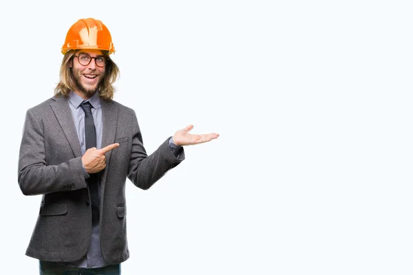 Jovem Arquiteto Bonito Homem Com Cabelos Longos Usando Capacete Segurança — Fotografia de Stock