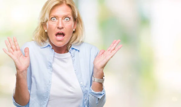 Blonde Frau Mittleren Alters Mit Isoliertem Hintergrund Verängstigt Und Schockiert — Stockfoto