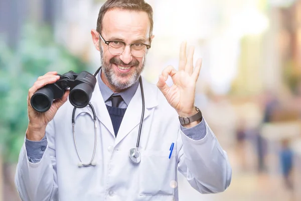 Edad Media Hoary Médico Hombre Mirando Través Binoculares Fondo Aislado — Foto de Stock