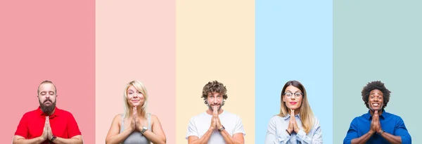 Collage Groupe Jeunes Gens Sur Fond Isolé Vintage Coloré Priant — Photo