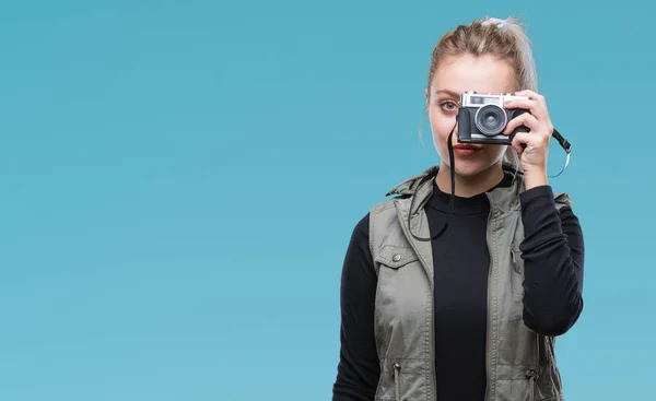 Mujer Rubia Joven Tomando Fotos Usando Cámara Vintage Sobre Fondo —  Fotos de Stock