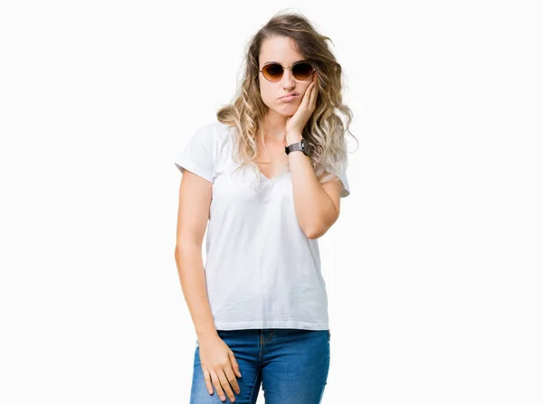 Beautiful Young Blonde Woman Wearing Sunglasses Isolated Background Thinking Looking — Stock Photo, Image