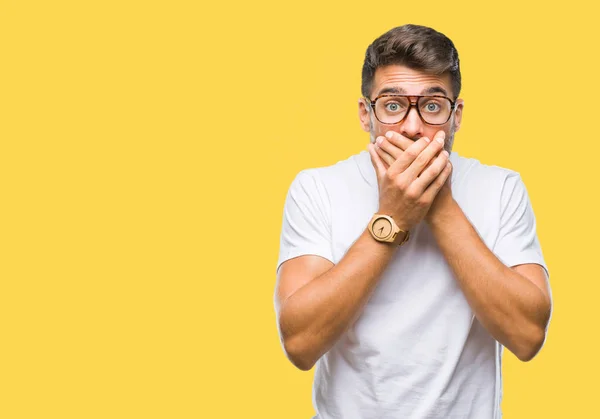 Joven Hombre Guapo Con Gafas Sobre Fondo Aislado Impactó Cubriendo — Foto de Stock