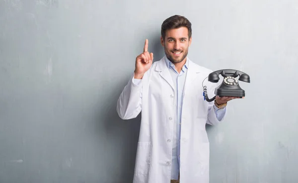 Ungersven Professionella Över Grå Grunge Vägg Holding Vintage Telefon Överraskad — Stockfoto