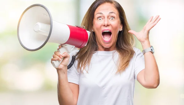 Mujer Hispana Mediana Edad Gritando Través Del Megáfono Sobre Fondo — Foto de Stock