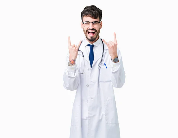 若い医者を手でロックのシンボルをやって狂った表情で叫んで孤立の背景に病院のコートを着た男 音楽の星 重いコンセプト — ストック写真