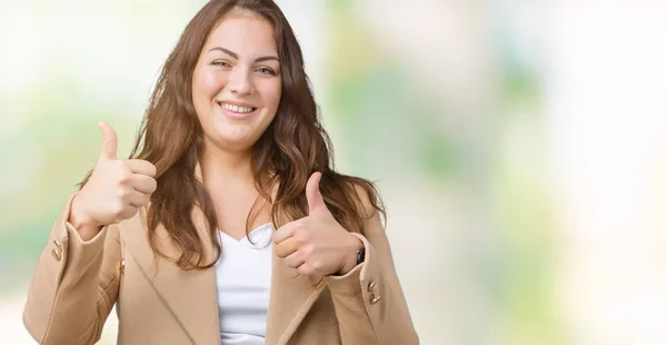 Mooie Grootte Jonge Vrouw Winterjas Dragen Geïsoleerde Achtergrond Succes Teken — Stockfoto