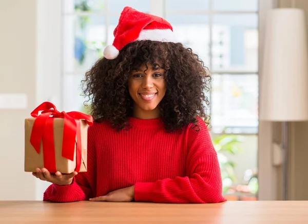 Africano Americano Mulher Segurando Presente Vestindo Natal Chapéu Vermelho Com — Fotografia de Stock