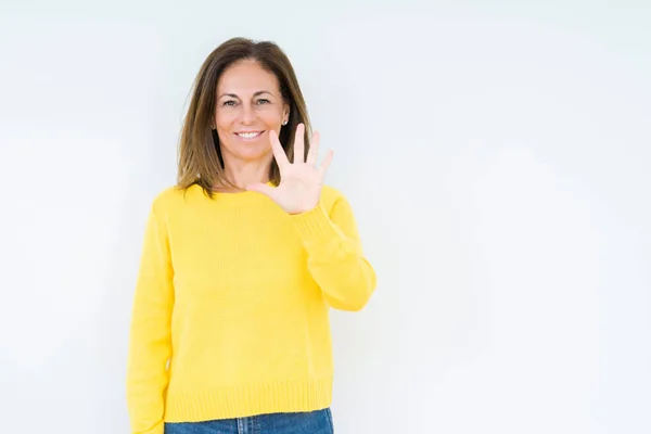 孤立した背景表示と指で上向きに黄色のセーターを着ている美しい中年女性数は自信を持って 幸せな笑みを浮かべている間 — ストック写真