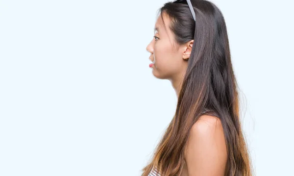 Jonge Aziatische Vrouw Dragen Zonnebril Geïsoleerde Achtergrond Zoek Naar Kant — Stockfoto