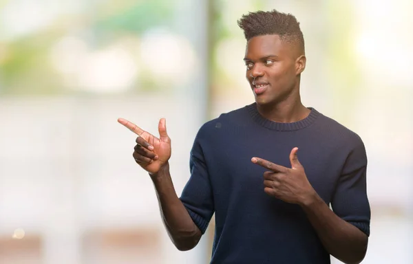 Unga Afroamerikanska Mannen Över Isolerade Bakgrund Leende Och Tittar Kameran — Stockfoto