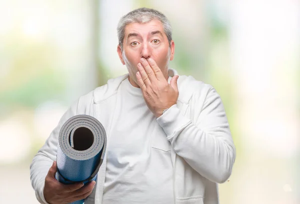 Schöner Älterer Mann Hält Yogamatte Über Isolierten Hintergrunddeckel Mund Mit — Stockfoto