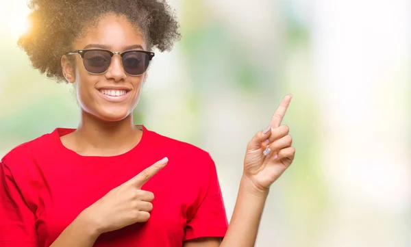 Молодих Афро Американської Жінкою Носити Сонцезахисні Окуляри Над Ізольованих Фону — стокове фото