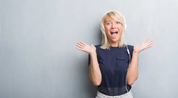 Donna Caucasica Adulta Sul Muro Grigio Grunge Indossando Cuffie Molto — Foto Stock