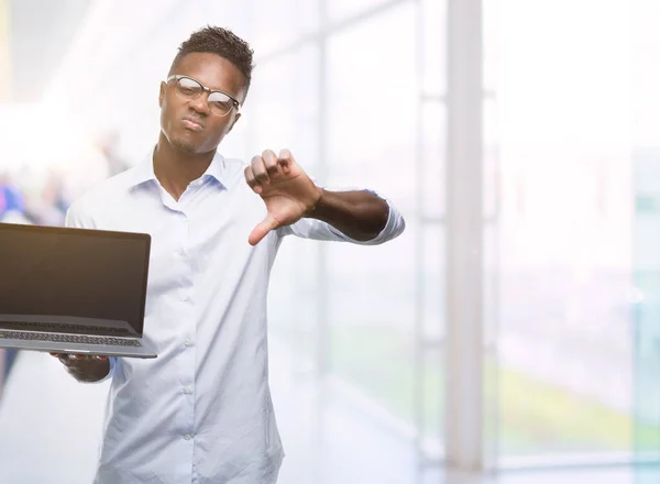 Joven Hombre Negocios Afroamericano Usando Computadora Portátil Con Cara Enojada —  Fotos de Stock