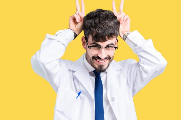 Giovane Scienziato Professionista Uomo Indossa Cappotto Bianco Sfondo Isolato Posa — Foto Stock