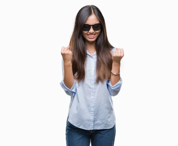 Mujer Asiática Joven Con Gafas Sol Sobre Fondo Aislado Muy —  Fotos de Stock