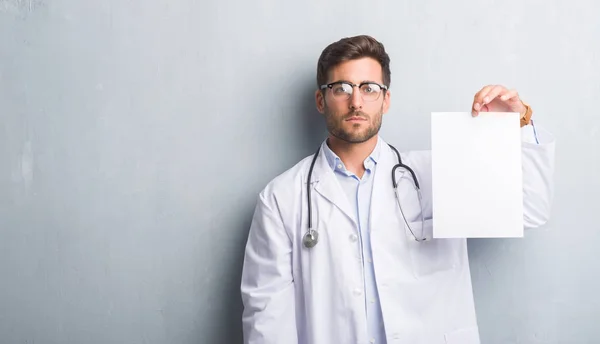 Knappe Jonge Dokter Man Grijs Grunge Muur Bedrijf Leeg Vel — Stockfoto