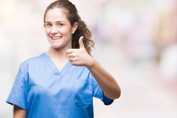 엄지손가락 손으로 제스처를 간호사 유니폼을 성공을 보여주는 카메라 — 스톡 사진