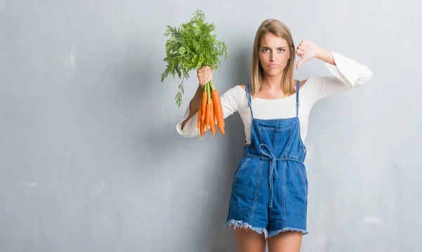 Mooie Jonge Vrouw Grunge Grijs Muur Houden Van Verse Wortelen — Stockfoto