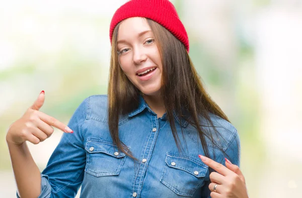 Mujer Hermosa Caucásica Joven Con Gorra Lana Sobre Fondo Aislado —  Fotos de Stock