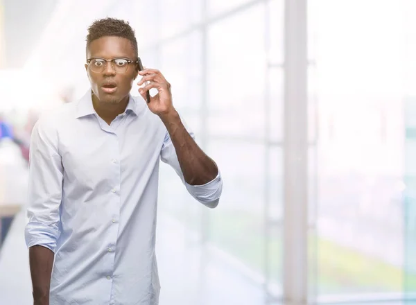Junger Afrikanisch Amerikanischer Mann Mit Smartphone Erschrocken Mit Einem Überraschungsgesicht — Stockfoto
