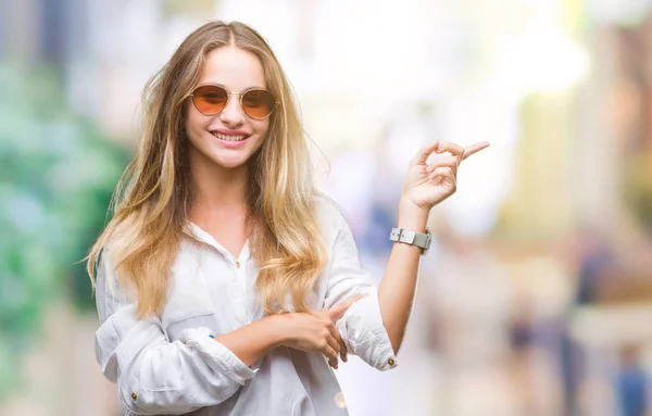 Joven Mujer Rubia Hermosa Con Gafas Sol Sobre Fondo Aislado —  Fotos de Stock