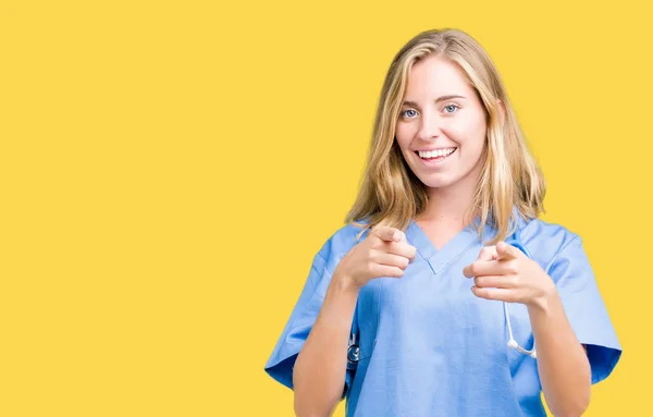 Schöne Junge Ärztin Die Medizinische Uniform Über Isoliertem Hintergrund Trägt — Stockfoto