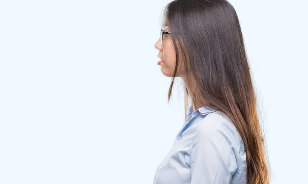 Młody Azjatycki Biznes Kobieta Noszenie Okularów Białym Tle Patrząc Bok — Zdjęcie stockowe