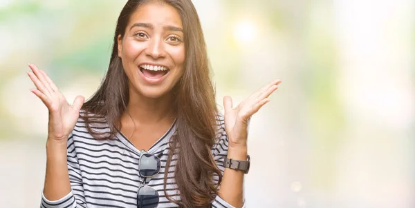 Giovane Bella Araba Donna Indossa Occhiali Sole Sfondo Isolato Celebrando — Foto Stock