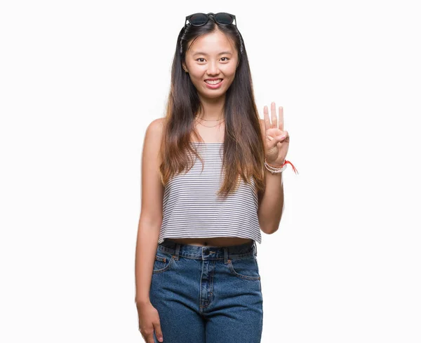 Junge Asiatische Frau Mit Sonnenbrille Über Isoliertem Hintergrund Zeigt Und — Stockfoto