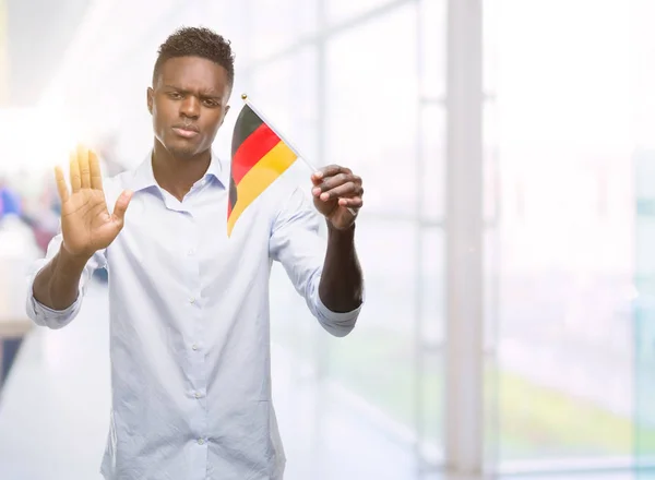 Jovem Afro Americano Segurando Bandeira Alemã Com Mão Aberta Fazendo — Fotografia de Stock