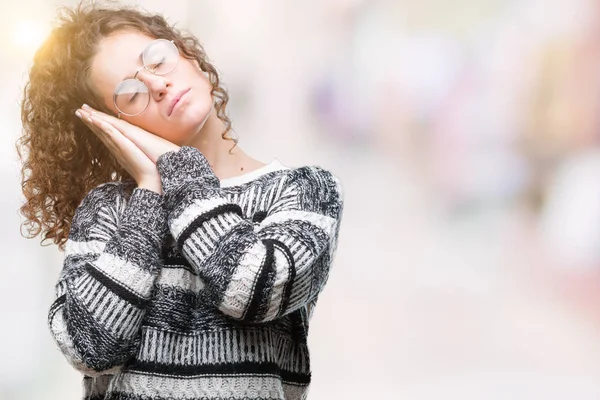 Mooie Brunette Krullend Haar Jong Meisje Met Bril Geïsoleerde Achtergrond — Stockfoto