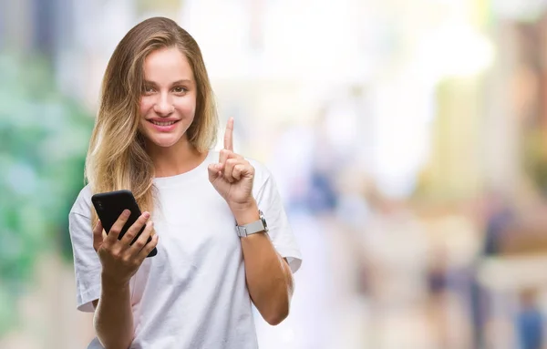 Ung Vacker Blond Kvinna Med Smartphone Isolerade Bakgrund Överraskad Med — Stockfoto