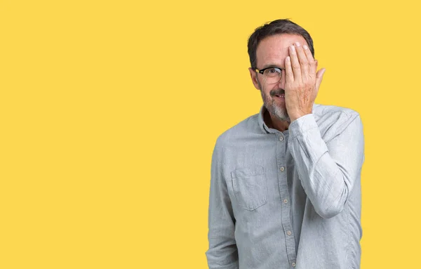 Bonito Homem Sênior Meia Idade Elegante Usando Óculos Sobre Fundo — Fotografia de Stock