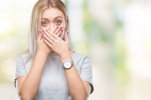 Mujer Rubia Joven Sobre Fondo Aislado Impactó Cubriendo Boca Con —  Fotos de Stock