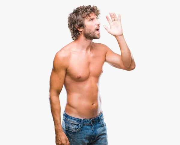 セクシーなと叫ぶと 口の中に手の側に大声で叫んで孤立の背景の上に上半身裸男はハンサムなヒスパニック系モデル 通信の概念 — ストック写真