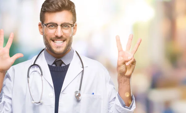 Jovem Bonito Médico Homem Sobre Isolado Fundo Mostrando Apontando Para — Fotografia de Stock