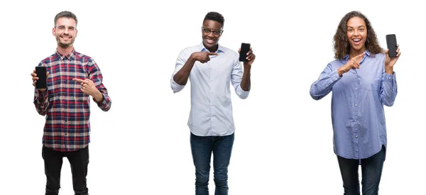 年轻人的拼贴说话和发短信使用智能手机在孤立的背景非常高兴用手和手指指着 — 图库照片