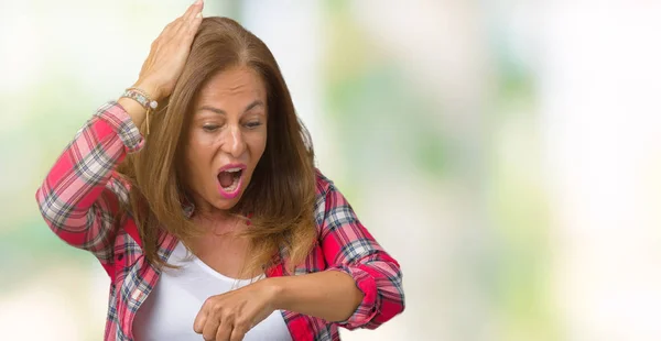 Bella Donna Mezza Età Che Indossa Sfondo Isolato Guardando Tempo — Foto Stock