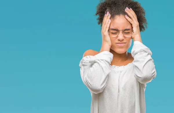 Junge Afroamerikanerin Mit Brille Über Isoliertem Hintergrund Die Unter Kopfschmerzen — Stockfoto