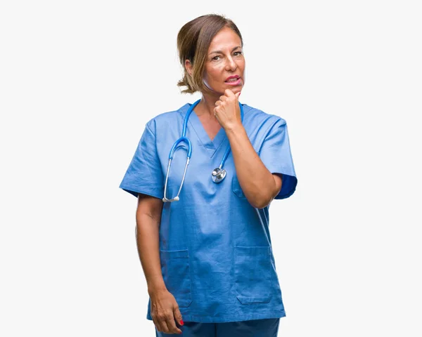 Middelbare Leeftijd Senior Verpleegkundige Arts Vrouw Geïsoleerde Achtergrond Zoek Vertrouwen — Stockfoto