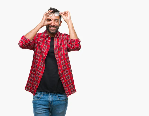 Yetişkin Spanyol Adam Gülümsüyor Parmakları Ile Mutlu Yüz Üzerinden Seyir — Stok fotoğraf