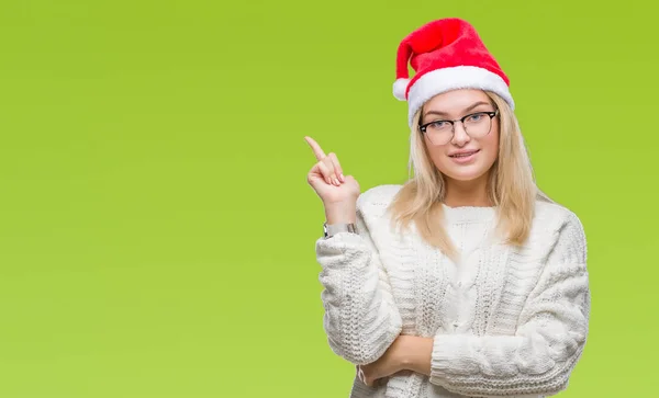 Junge Kaukasische Frau Mit Weihnachtsmütze Vor Isoliertem Hintergrund Mit Einem — Stockfoto